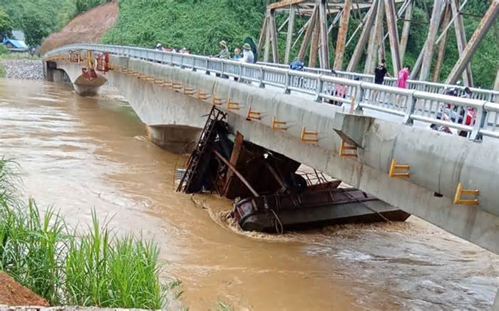 Tìm chủ phương tiện thủy bị chìm, mắc kẹt ở Yên Bái