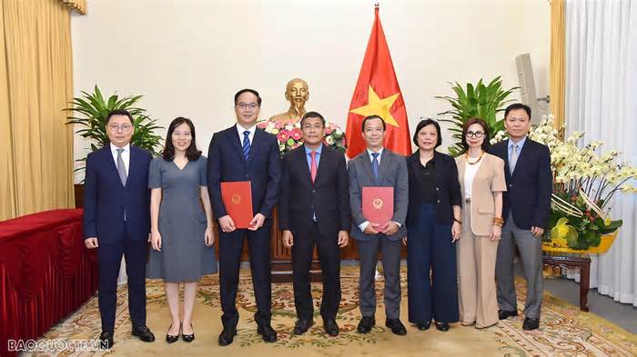 Thứ trưởng Thường trực Ngoại giao Nguyễn Minh Vũ trao quyết định bổ nhiệm lãnh đạo các đơn vị Ủy ban Biên giới quốc gia