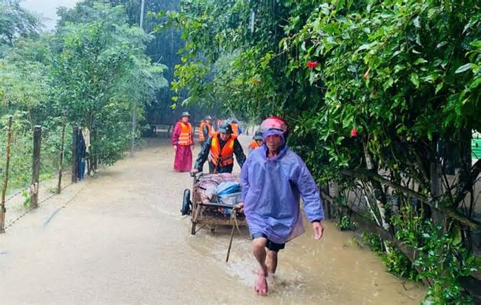 Thanh niên xung kích bị nước lũ cuốn khi giúp dân di dời khỏi vùng ngập lụt