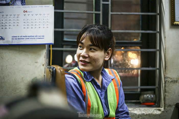 'Đêm trắng' với nữ nhân viên gác tàu tại trạm gác Linh Đàm