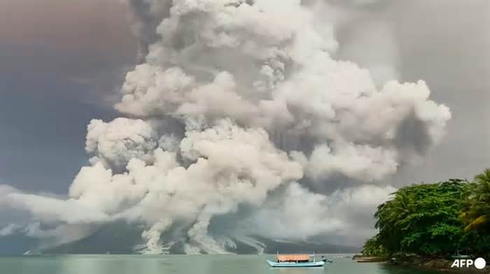 Núi lửa Indonesia phun trào dữ dội, đóng cửa sân bay quốc tế