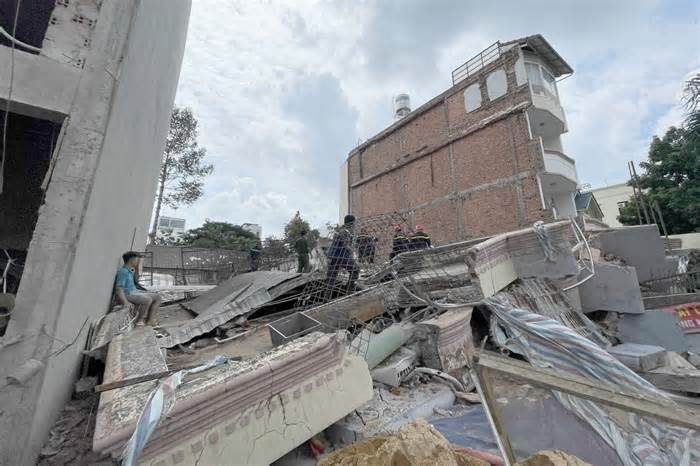 Camera ghi lại nhà 4 tầng ở TPHCM đổ sập trong 8 giây, hai người may mắn thoát kịp