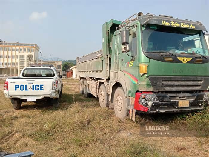 Không chấp hành hiệu lệnh, tài xế xe tải tông hỏng xe công vụ của CSGT