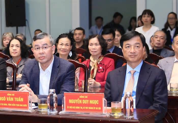 100% cử tri thống nhất giới thiệu ông Nguyễn Duy Ngọc và ông Ngô Văn Tuấn ứng cử ĐBQH