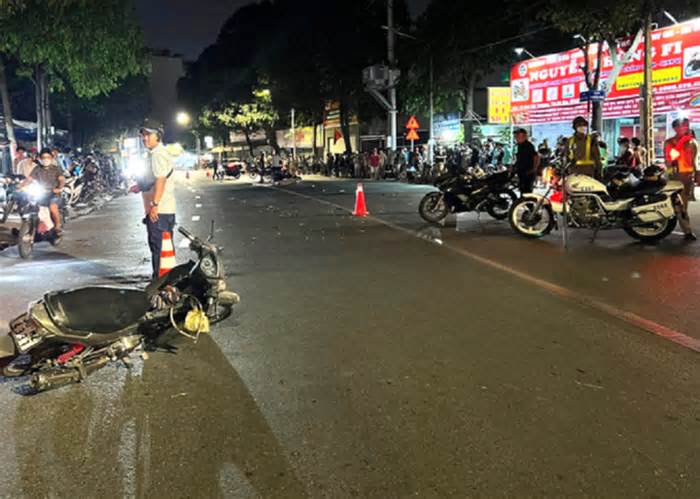 Bình Dương: Va chạm xe máy khiến 5 người thương vong trong đêm