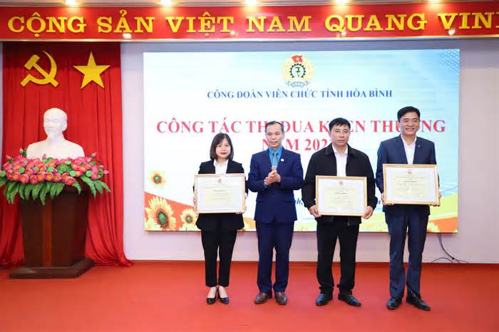 Công đoàn viên chức Hoà Bình thăm hỏi trên 500 đoàn viên khó khăn