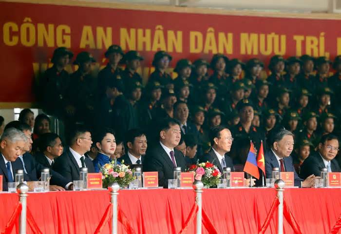 Nguyên thủ Việt Nam, Mông Cổ xem kỵ binh trình diễn