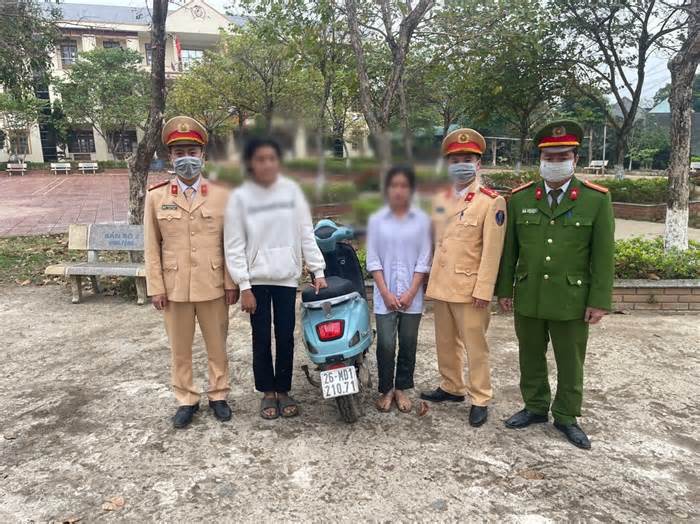 Ngồi xe dáng ngầu, 2 học sinh vi phạm giao thông bị xử lý ở Sơn La