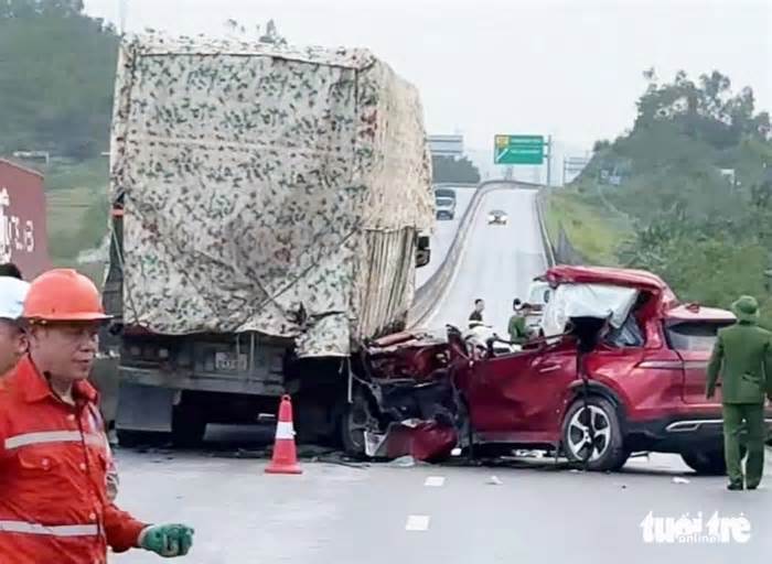 Tài xế xe 7 chỗ chết sau khi xe đâm vô xe tải đang dừng trên cao tốc