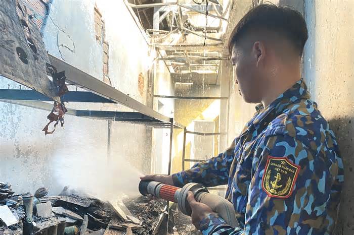 Vùng 5 Hải quân điều 2 xe cứu hoả chữa cháy nhà kho của người dân ở Phú Quốc