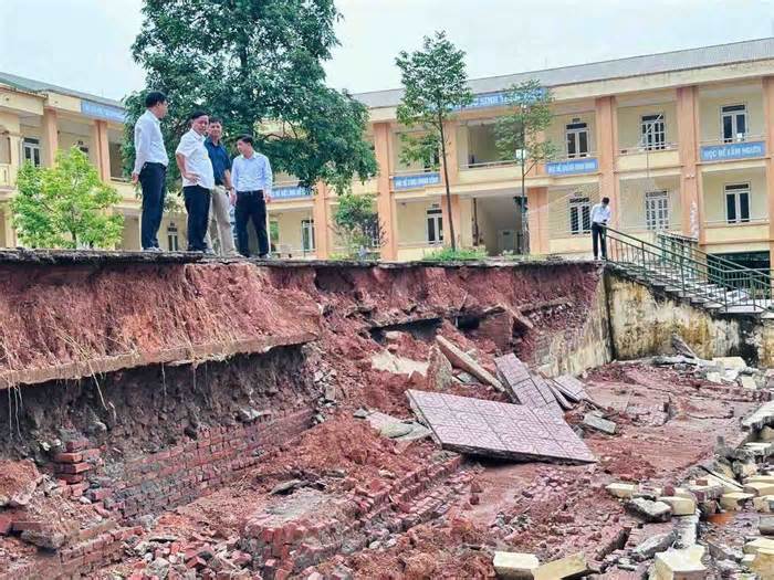 Sạt lở nghiêm trọng ở Hà Nội, một trường tiểu học và nhiều vị trí có nguy cơ mất an toàn