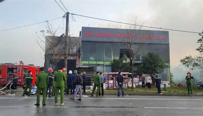 Xưởng gỗ công nghiệp ở Hà Tĩnh bốc cháy dữ dội trong đêm