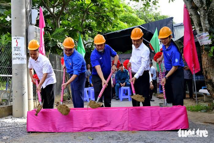 Thành ủy, Thành Đoàn TP.HCM thăm chiến sĩ mùa hè xanh ở Đồng Tháp