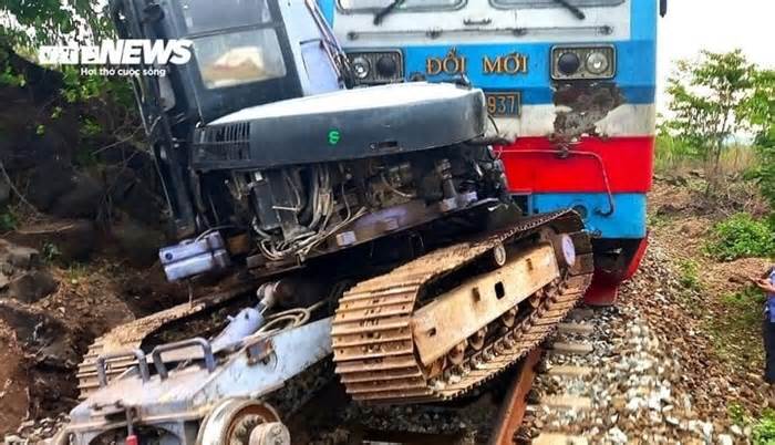 Đường sắt Bắc - Nam thông xe trở lại sau tai nạn tàu SE10 tông máy xúc