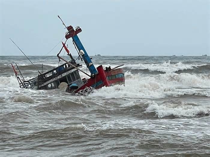 Nhiều tàu cá của ngư dân TT-Huế gặp nạn trên biển do dông lốc