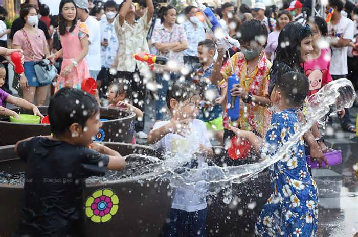 Thái Lan muốn Tết Songkran không rượu bia
