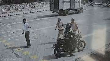 Hình ảnh từ camera giám sát vụ đoàn xe môtô đi vào cao tốc, tông trúng CSGT