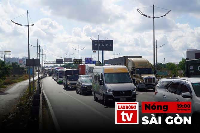 Nóng Sài Gòn: Cửa ngõ phía Tây, đường dẫn cao tốc ùn ứ kéo dài