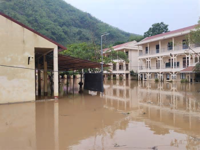 Trường học chìm trong biển nước sau mưa lớn, toàn bộ học sinh phải nghỉ học