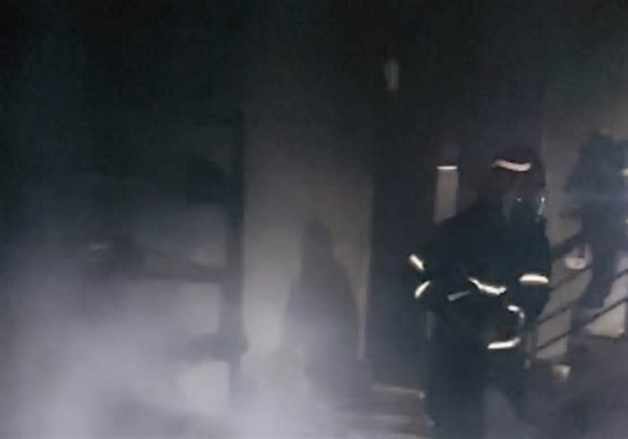 Giải cứu 6 người trong ngôi nhà bị cháy ở ngoại thành Hà Nội