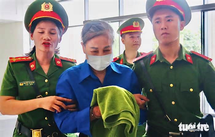 Hình ảnh cựu bí thư Tỉnh ủy Vĩnh Phúc Hoàng Thị Thúy Lan và các bị cáo vụ án Phúc Sơn đến tòa