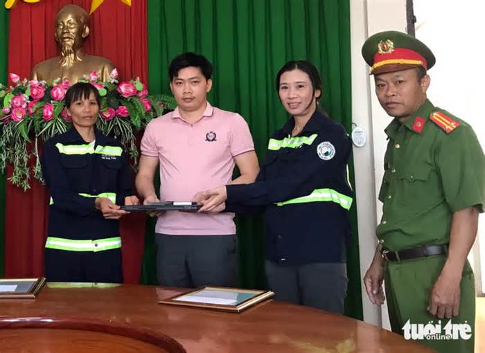 2 nữ lao công Đà Lạt đem trả 4.700 USD cùng laptop nhặt được khi dọn đường