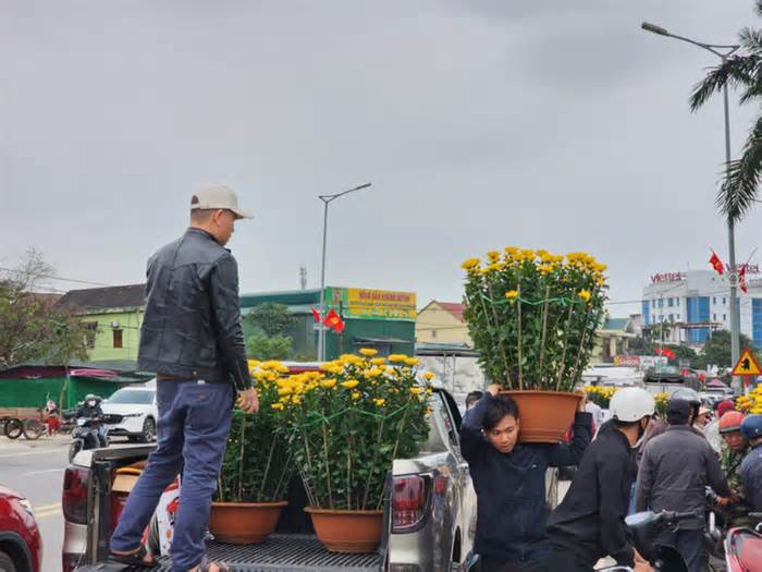 Chiều cuối năm, nhà đủ hoa rồi vẫn ra chợ mua thêm vì thương người bán hoa Tết đang ế