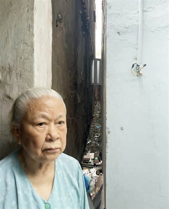 Cụ bà 86 tuổi ở Sài Gòn mòn mỏi chờ hàng xóm bịt cửa sổ
