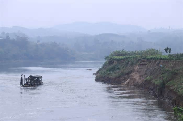 Bờ sông Hồng sạt lở hàng trăm mét ở Yên Bái, người dân sống trong cảnh nơm nớp lo sợ