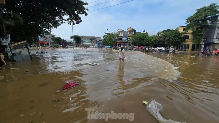 'Biển rác' nổi trên nước lũ ở Tuyên Quang