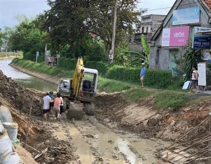 Phú Yên: Sạt lở đất khi đang thi công cầu dân sinh khiến một phụ nữ tử vong
