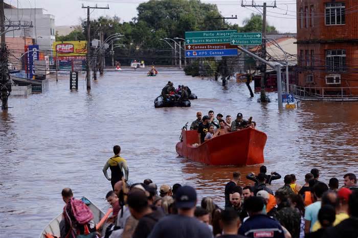 Điện thăm hỏi về tình mưa lớn gây lũ lụt nghiêm trọng ở Brazil