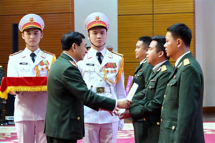 Đại tướng Phan Văn Giang thăng và phong quân hàm cho 3 gương mặt trẻ tiêu biểu