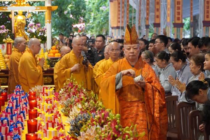 Hàng nghìn người dự lễ kỳ siêu các anh hùng liệt sĩ tại Công viên Lê Thị Riêng
