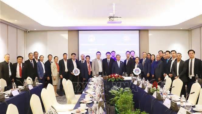 Trao tặng Huân chương Hữu nghị cho các thành viên Trung ương Hội hữu nghị Lào-Việt