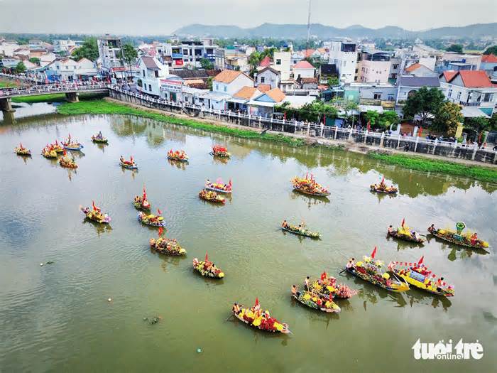 Hàng ngàn du khách chen nhau xem hội thuyền hoa, đua thuyền trên sông Dinh