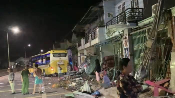 Xe khách giường nằm tông sập mái hiên nhiều nhà dân ở Bình Thuận