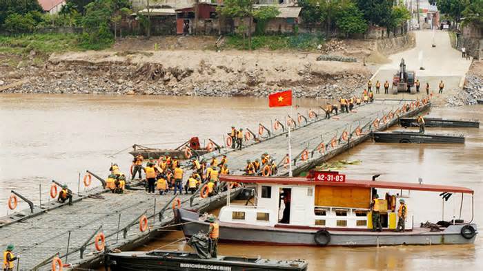 Nước sông Hồng dâng cao, tạm cắt cầu phao Phong Châu