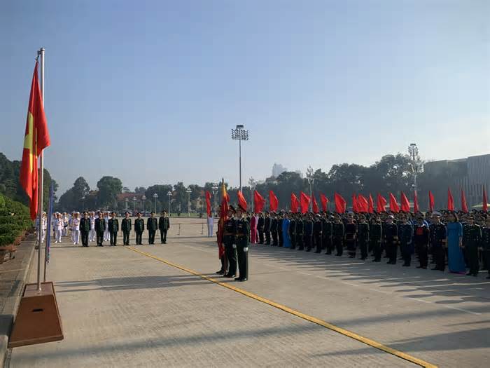 Đoàn đại biểu dự Đại hội đại biểu Công đoàn Quân đội lần thứ X báo công