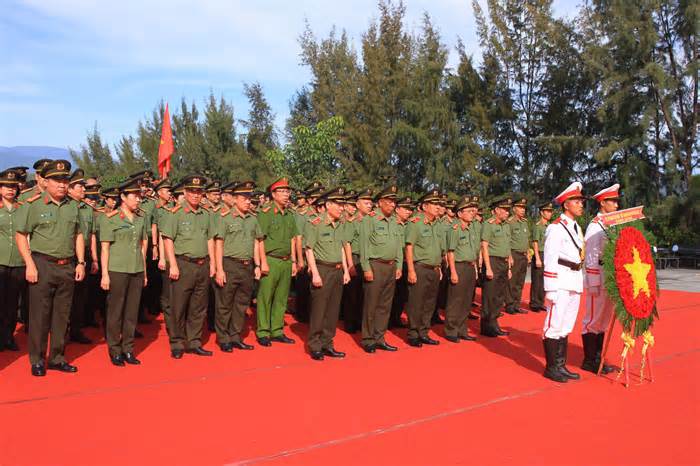 Đại biểu Liên hoan Truyền hình - Phát thanh CAND dâng hương tưởng niệm chiến sĩ Gạc Ma