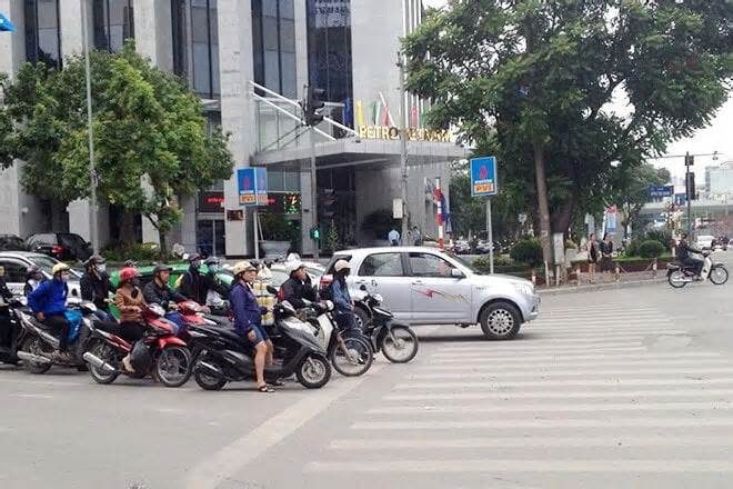 Ô tô đè lên vạch qua đường của người đi bộ khi dừng đèn đỏ bị phạt bao nhiêu?