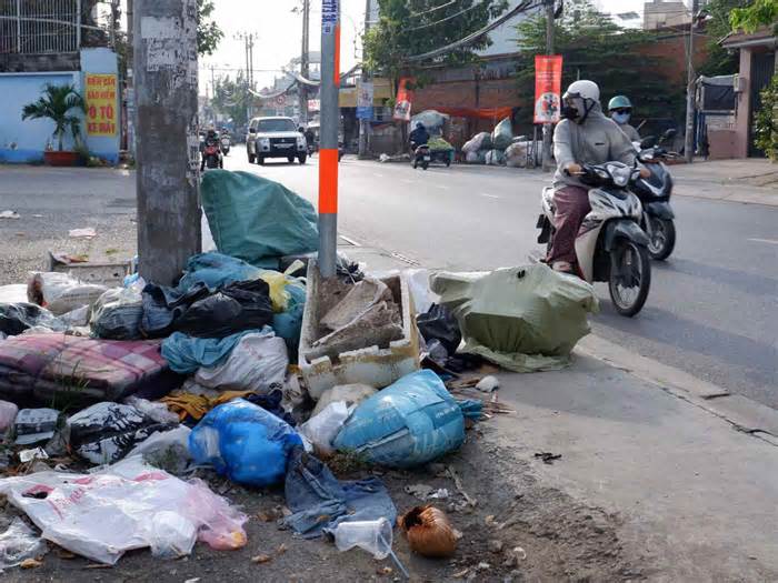 Vứt rác bừa bãi gây ô nhiễm ở quận Tân Phú, TPHCM
