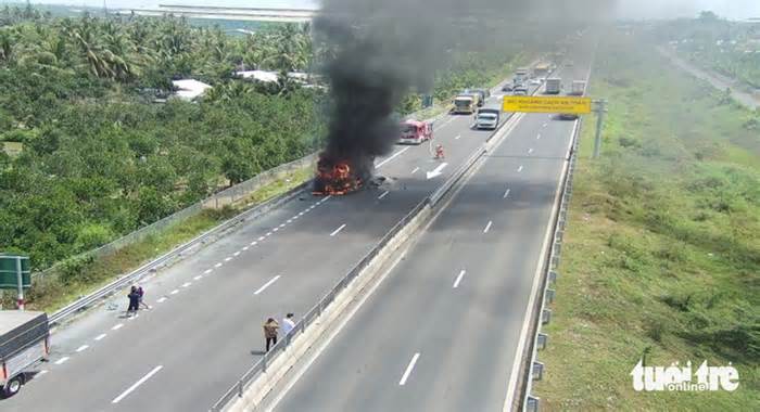 Xe tải chở tương ớt bốc cháy dữ dội trên cao tốc Trung Lương - Mỹ Thuận