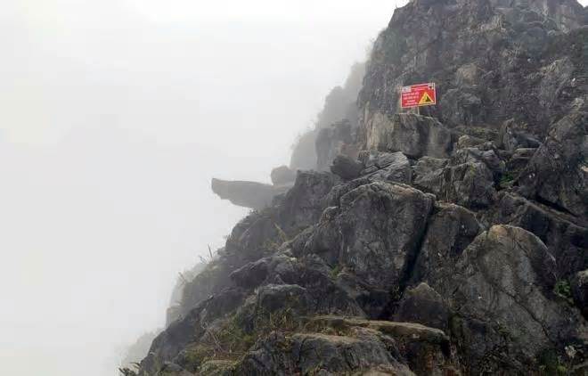 Khách Tây ngã vì cố leo lên 'mỏm đá tử thần' ở Hà Giang chụp ảnh
