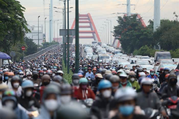 Ùn ứ nghiêm trọng trên đường Phạm Văn Đồng do đèn xanh 'hơi ngắn'