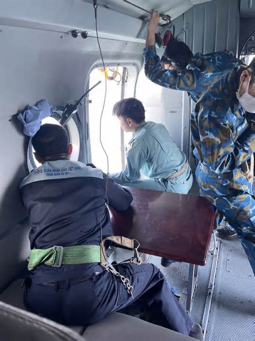 Trực thăng tìm kiếm các thuyền viên bị nạn trên biển Phú Quý