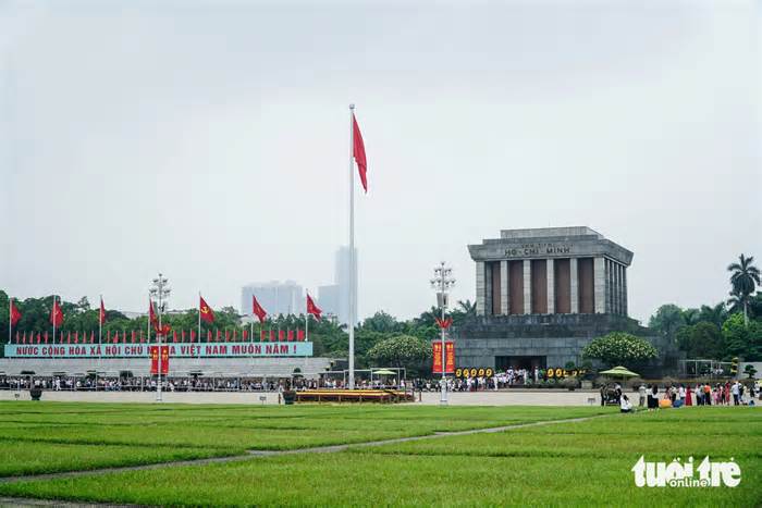 Hàng ngàn người xếp hàng dài vào lăng viếng Chủ tịch Hồ Chí Minh