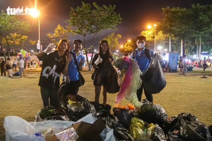 Tích cực dọn rác, giới trẻ Đà Nẵng để lại hình ảnh đẹp sau lễ hội pháo hoa