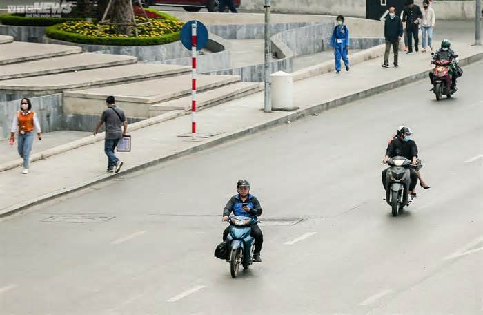 Hà Nội: Người dân vô tư sử dụng điện thoại khi đang lái xe