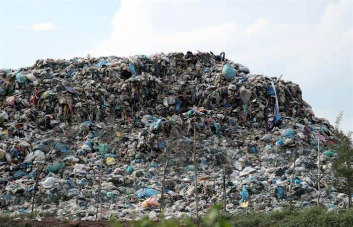 Hơn 20 năm, cả tỉnh không có nhà máy xử lý rác, rác chất cao như núi